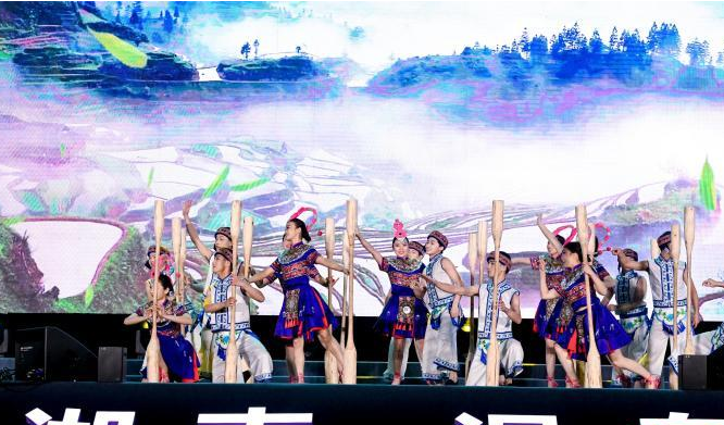 开幕式上的文艺演出节目。　主办方供图