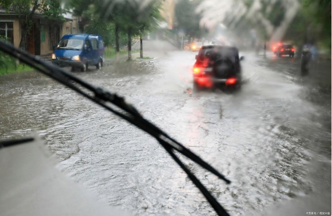 2023今日更新深圳暴雨:商场秒变“水帘洞”