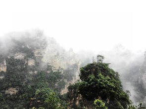  凤凰古城和芙蓉镇之间的距离是多少？